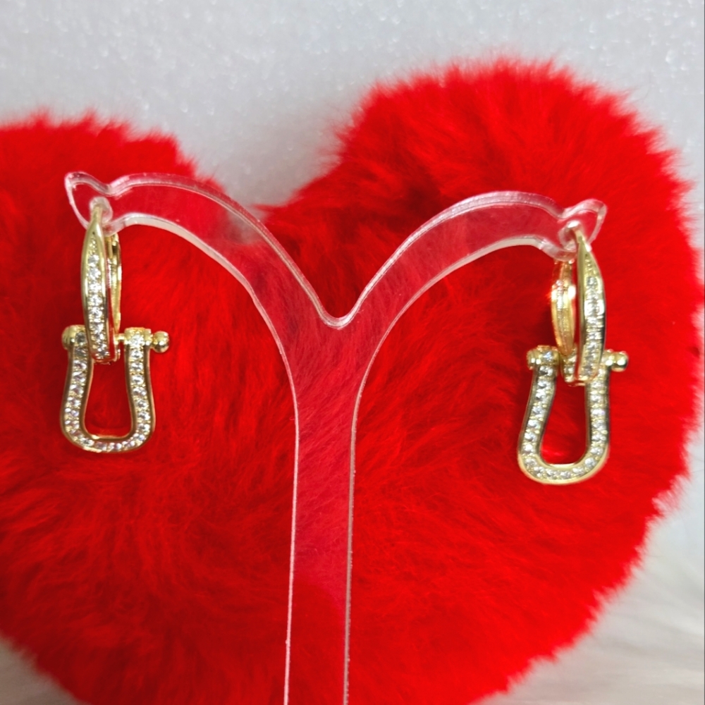 horseshoe dangling gold earrings ✨️